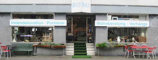 Die beiden Schaufenster und der Eingang meines Ladens